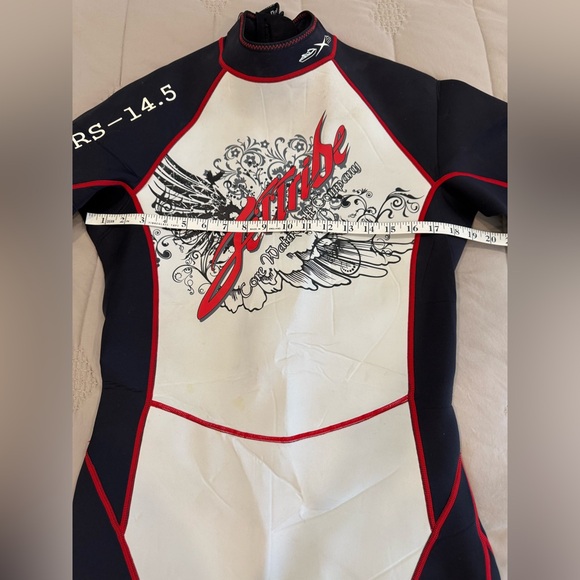 Jettribe shorty wetsuit red/blk/wht with graphic design. Designed for jet skiing - Picture 3 of 12
